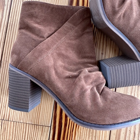 NWOT Univeral thread brown wrinkle suede booties - Picture 2 of 5